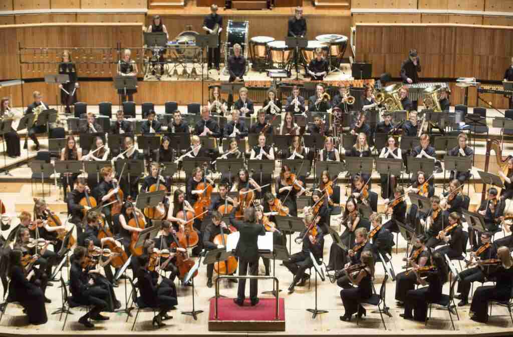 National Youth Orchestra of Great Britain/Nicholas Collon at Barbican Hall – Tchaikovsky’s Hamlet & Prokofiev 5 – Tai Murray plays Korngold’s Violin Concerto 2 13351 1