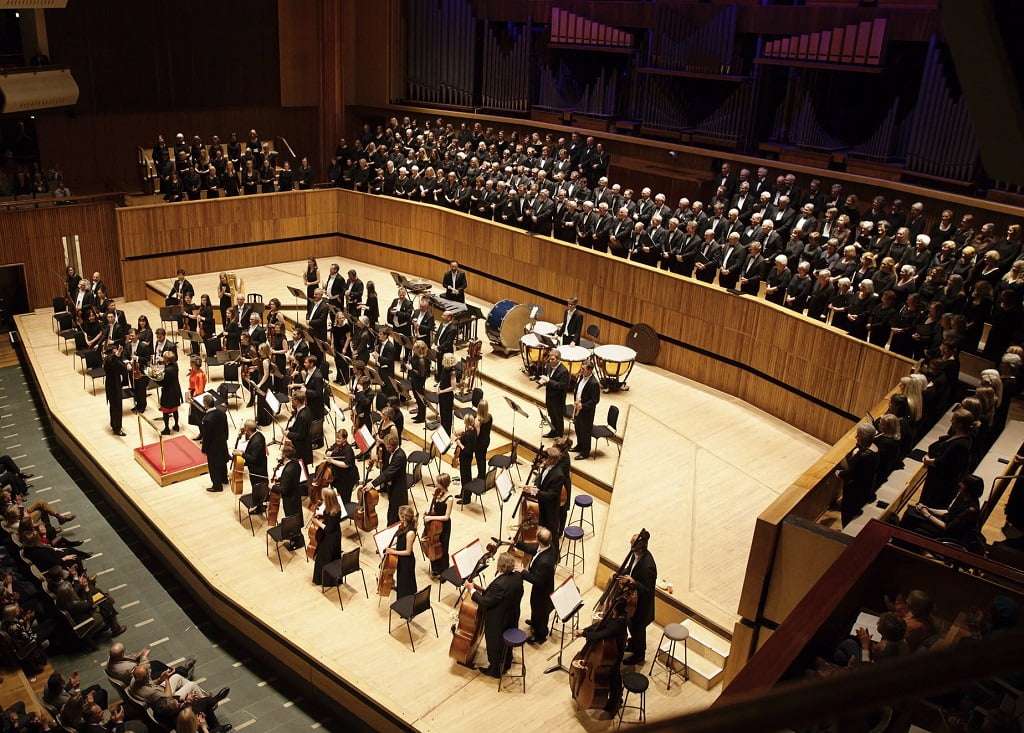 Wimbledon Choral Society & Philharmonia Orchestra at Royal Festival Hall – Neil Ferris conducts Vaughan Williams’s Mystical Songs & the premiere of Cecilia McDowall’s Da Vinci Requiem – Martin James Bartlett plays Ravel’s Piano Concerto in G 2 16440 1