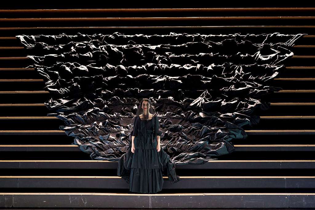 The Royal Opera – Barrie Kosky’s production of Bizet’s Carmen – Anaïk Morel, Bryan Hymel, Ailyn Perez; conducted by Julia Jones 2 16585 1