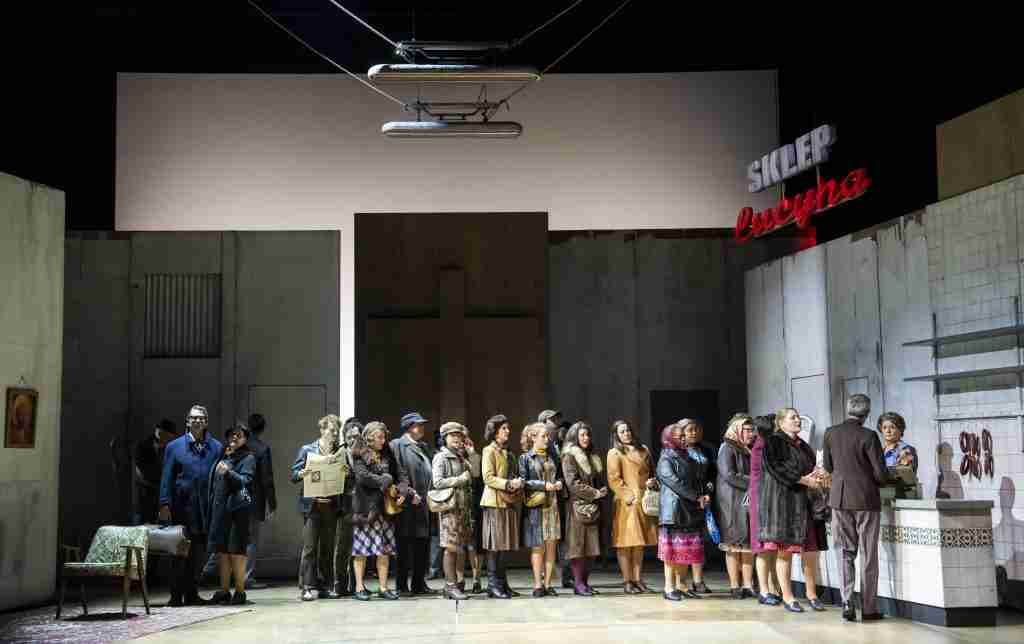 Opera North – Mascagni’s Cavalleria rusticana and Rachmaninov’s Aleko with Giselle Allen, Andrés Presno, Robert Hayward & Elin Pritchard; directed by Karolina Sofulak; conducted by Antony Hermus 2 Opera North’s production of Mascagni’s Cavalleria rusticana Members of the Chorus of Opera North with Anne-Marie Owens as Lucia. Photo: Tristram Kenton