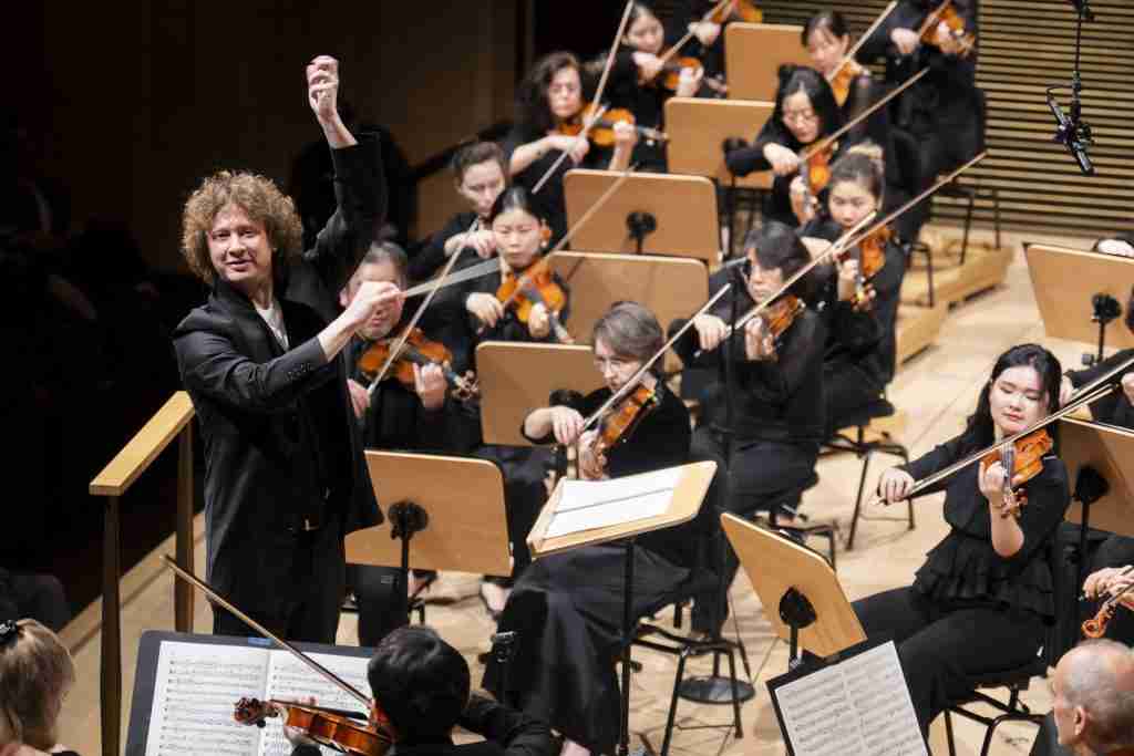 New York Philharmonic – Santtu-Matias Rouvali conducts Julia Wolfe’s Fountain of Youth and Sibelius 5 – Miah Persson sings Strauss’s Four Last Songs 2 Santtu-Matias Rouvali conduccts the New York Philharmonic performing Julia Wolfe's "Fountain of Youth," R. Strauss's "Four Last Songs" with soprano Miah Persson and Sibelus Symphony No. 5 at David Geffen Hall. Photo: Chris Lee